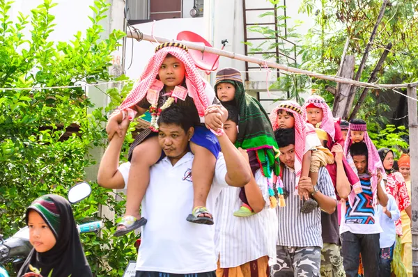 Ebeveynler çocukları geçit töreni sünnet için islam mezhepler arasında olduğunu.