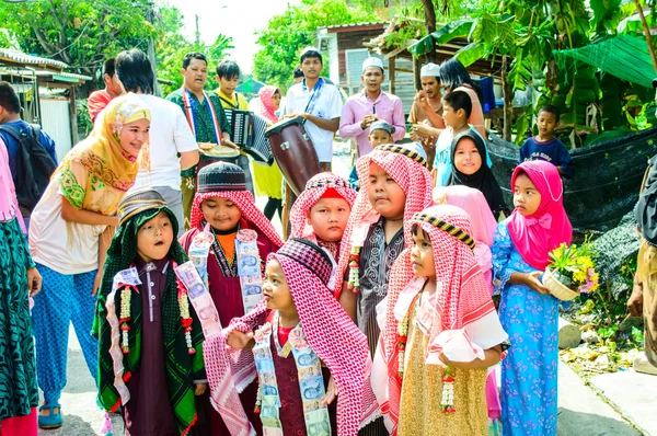 Les enfants se tiennent en rang avant la cérémonie de début la circoncision fait partie des rites de l'islam . — Photo