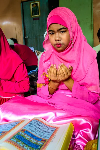 I bambini pregano per Allah per la cerimonia di laurea del Corano . — Foto Stock