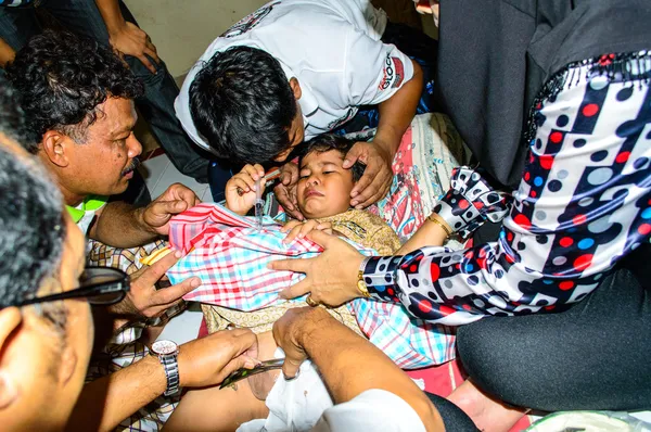 islam mezhepler arasında sünnet çocuklarına yapıyor doktor var.