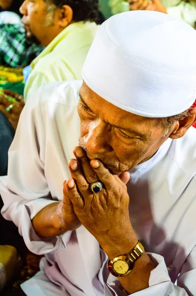 Unbekannte musim ältere Männer beten für Allah für Zeremonie in der Graduierung des Qran. — Stockfoto