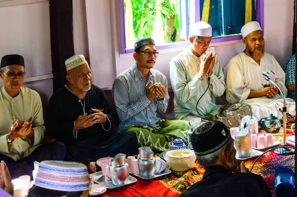 Musim hommes âgés non identifiés prient pour Allah pour la cérémonie de graduation du Coran . — Photo