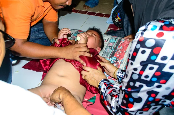 Un médecin injectant de l'anesthésique aux enfants avant la cérémonie de début de la circoncision . — Photo