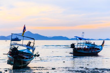 Sahilde ahşap balıkçı teknesi.