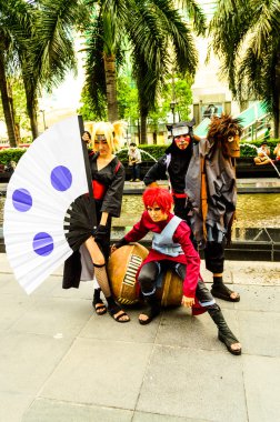 cosplayer karakterleri gaara, kankuro ve temari naruto dan.