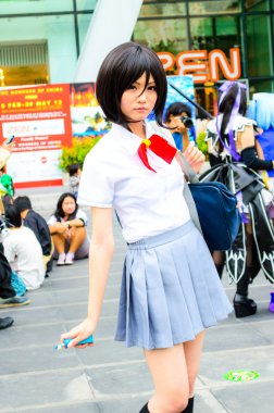 cosplayer olarak Japon liseli pozlar.