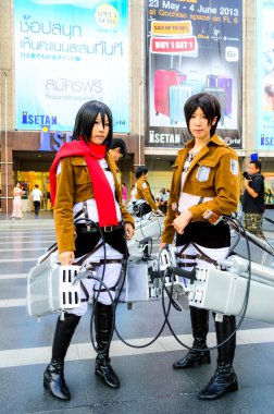 karakterler mikasa ackerman ve eren jaeger dan titan saldırı olarak cosplayer.