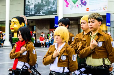 titan saldırı karakterler olarak cosplayer.