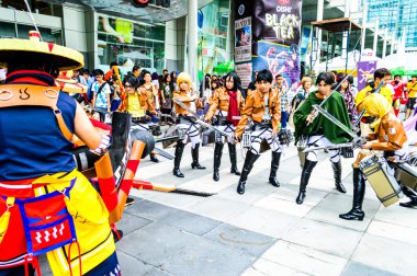 titan saldırı karakterler olarak cosplayer.