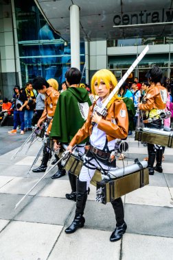 titan saldırı karakterler olarak cosplayer.