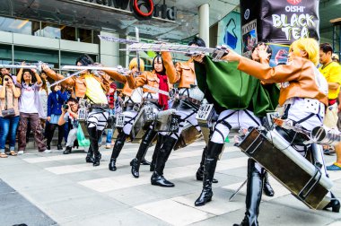 titan saldırı karakterler olarak cosplayer.