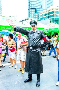 cosplayer karakterleri nazi asker olarak.