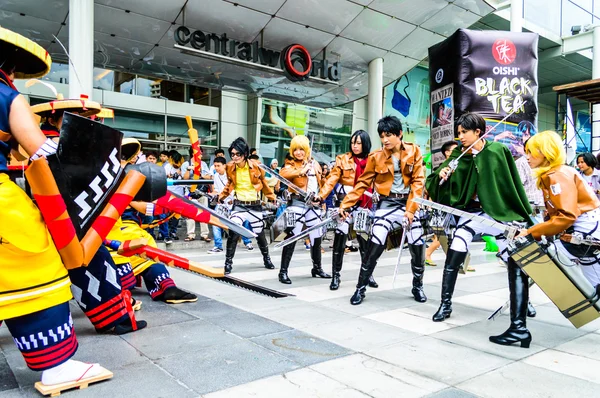 Cosplayer como personajes de Attack on Titan . — Foto de Stock