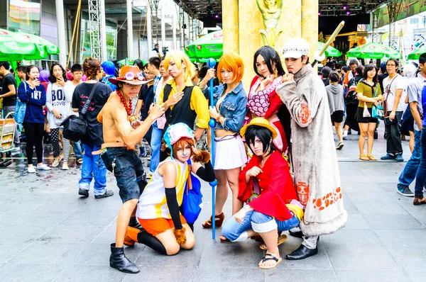 Cosplayer als tekens monkey d. luffy, sanji, nami, tony tony chopper, portgas d. aas, trafalgar wet en boa hancock uit één stuk. — Stockfoto