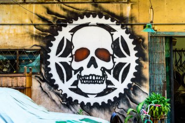 sokak sanatı graffiti duvar ratchet kafatasında karşı karşıya..