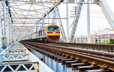 Tren eski demiryolu köprüsü üzerinde çalışıyor.