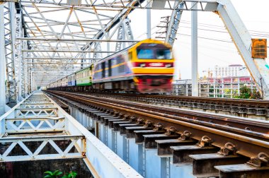 Tren eski demiryolu köprüsü üzerinde çalışıyor.