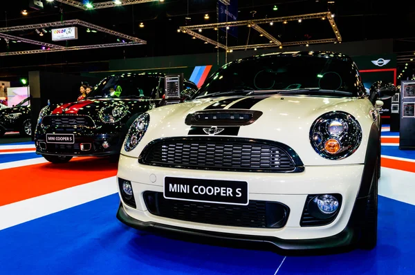 Mini Cooper S en exhibición en el Salón Internacional del Automóvil de Bangkok 2013 . — Foto de Stock
