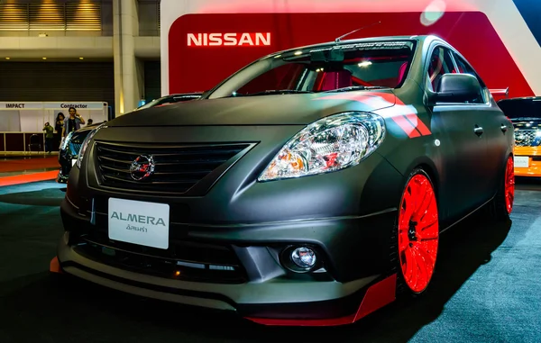 Nissan Almera em exposição no Salão Internacional de Automóveis de Banguecoque 2013 . — Fotografia de Stock