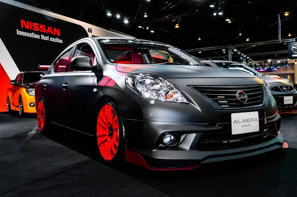 Nissan Almera em exposição no Salão Internacional de Automóveis de Banguecoque 2013 . — Fotografia de Stock