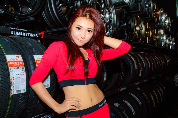 Vrouwelijke presentatoren model op bangkok internationale auto salon 2013. — Stockfoto