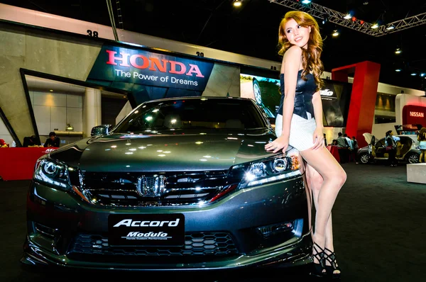 Female presenters model at the Honda booth. — Stock Photo, Image