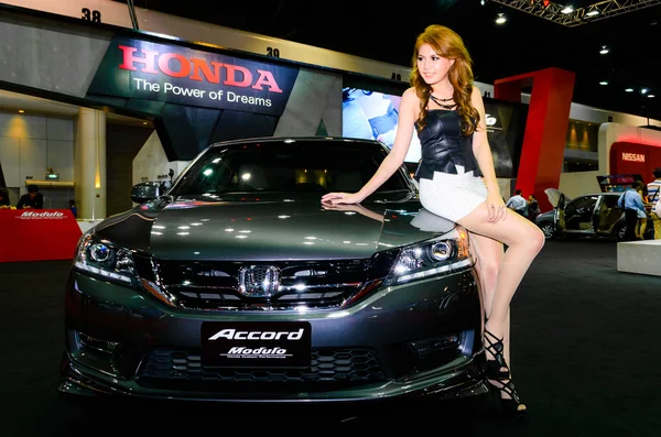 Vrouwelijke presentatoren model op de honda-stand. — Stockfoto