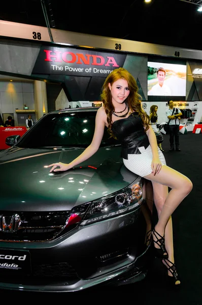 Vrouwelijke presentatoren model op de honda-stand. — Stockfoto