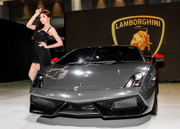 Modelo de apresentadoras no estande Lamborghini . — Fotografia de Stock