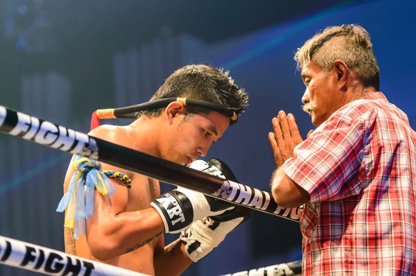 Treinador Orando antes da partida para Sudsakorn Sor. Klinmee da Tailândia na luta tailandesa Extreme 2013 . — Fotografia de Stock