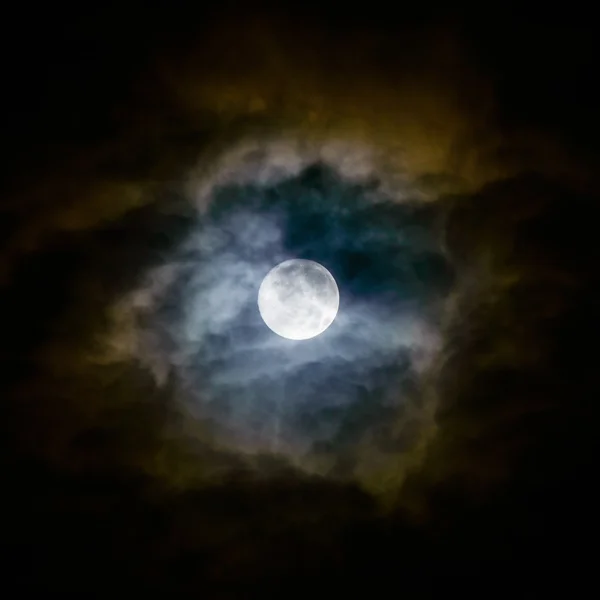 Dolunay ve üzerinde gece gökyüzünde bulutlar.