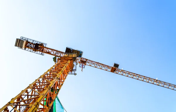 Uma grande construção guindaste amarelo . — Fotografia de Stock