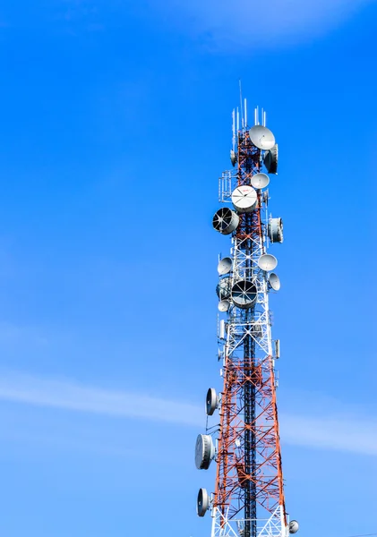 Telecommunication tower with antennas on blue sky background. — Stock Photo, Image