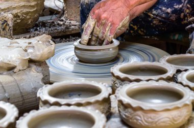 çanak çömlek çarkı toprak kap üzerinde Potter yapar.