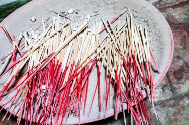 eski tepsisi olarak kullanılan tütsü sopa.