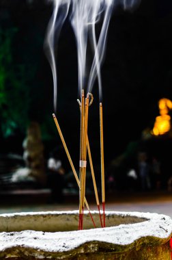 tütsü veya joss çubukları ile yükselen duman.