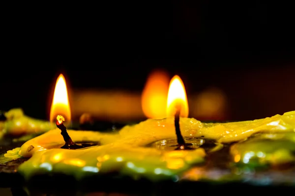 Velas ardientes en el templo . — Foto de Stock