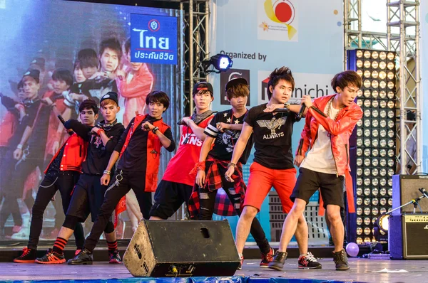 Büyülü kapak afilia saga Japonya festa Bangkok 2013 yılında kapak dans performansı. — Stok fotoğraf