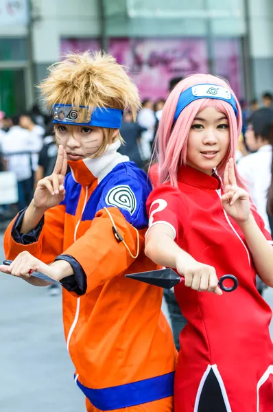 Cosplayer als Charaktere naruto und sakura von naruto in japan festa in bangkok 2013. — Stockfoto