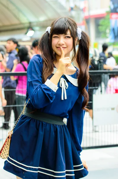 Cosplayer come studentessa giapponese posa in Giappone Festa a Bangkok 2013 . — Foto Stock