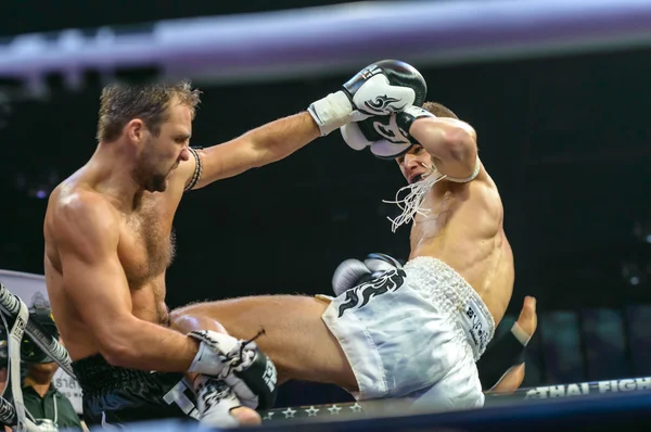 Руслан Кушниренко из Украины и Джимми Виенот из Швейцарии в Thai Fight 2013 . — стоковое фото