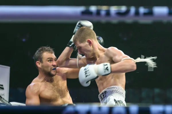 Ruslan kushnirenko aus der ukraine und jimmy wienot aus der schweiz im thai fight 2013. — Stockfoto