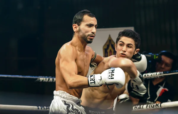Leo pinto aus Frankreich und mourad harfaoui aus Marokko im thai fight 2013. — Stockfoto