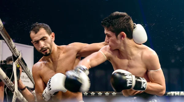 Leo pinto aus Frankreich und mourad harfaoui aus Marokko im thai fight 2013. — Stockfoto