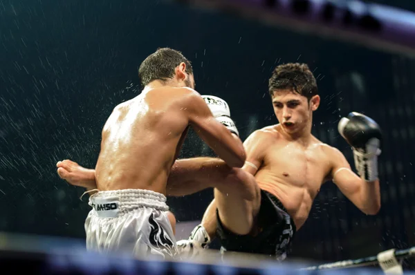 Leo pinto av Frankrike och mourad harfaoui av Marocko i thailändska kamp 2013. — Stockfoto