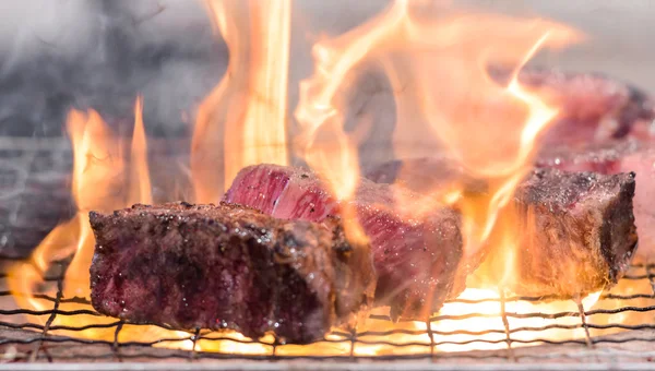 Miyazaki biefstuk op de grill met vlammen. — Stockfoto