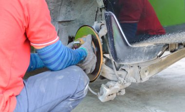 auto makinist bir otomobilin disk frenlere değiştirme.