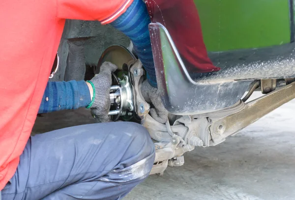 auto makinist bir otomobilin disk frenlere değiştirme.