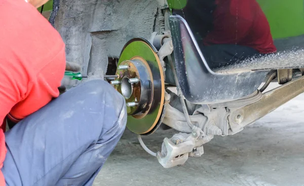 auto makinist bir otomobilin disk frenlere değiştirme.