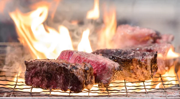 宫崎牛肉牛排用火焰烤架上. 图库图片